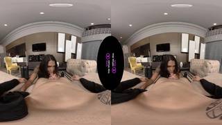 Julie Rouch to czarnoskóra transpłciowa kobieta, która pokaże swojego kutasa w porno VR