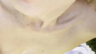 Najbardziej uwodzicielska blondynka ssie jego kutasa głęboko w ogrodzie