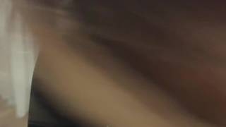 Prosi ją, by zdjęła ubranie i kończy spermą w jej dupie