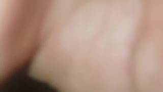 Dojrzały facet pierdoli ją w dupę i pizdę seks zabawkami