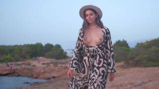 Alissa spaceruje po wybrzeżu z cyckami w powietrzu