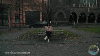 Brunetka idzie do biblioteki i pokazuje nam swoje cycki