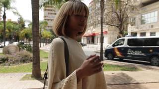 Czarnoskóra blondynka bez strachu pokazuje cycki na ulicy