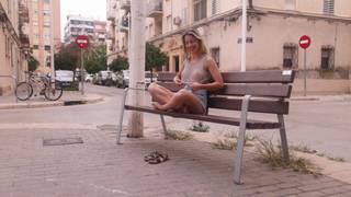 Cassandra po raz pierwszy wyjęła cycki podczas spaceru po ulicy.