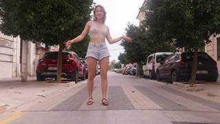 Cassandra po raz pierwszy wyjęła cycki podczas spaceru po ulicy. Cassandra po raz pierwszy wyjęła cycki podczas spaceru po ulicy.