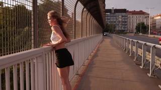 Nastoletnia blondynka zwiedza miasto i pokazuje cycki