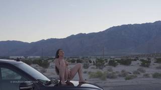 Emma G ujeżdża dildo na samochodzie na środku pustyni