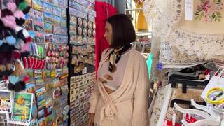 Idzie na zakupy i pokazuje swoje cycki i pośladki