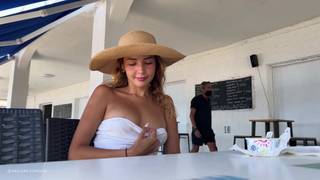 Agata wybrała się na plażę, aby pokazać swoje piękne nagie ciało.