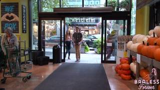 Lily wybrała się na zakupy w prawie przezroczystej bluzce