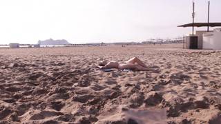 Olivia pokazuje swoje cycki, a nawet cipkę na plaży