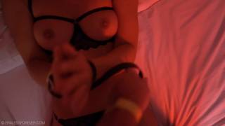 Wszystko, co musi zrobić, to ssać tego kutasa i dotykać się