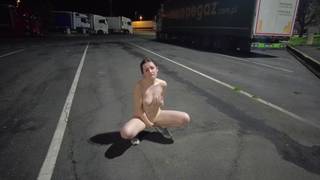 Franczesita rozbiera się, idąc po ciemnych ulicach.