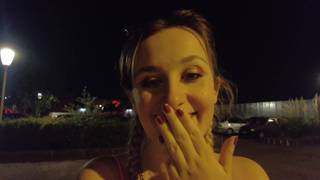 Louise znajduje się na pustyni, kilka kutasów do ssania