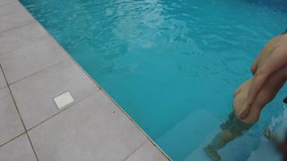 Ognista młodsza dziewczyna w trójce z dzikim Bukkake