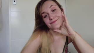 Zaczyna się sensualnie masturbować w łazience i po całym domu