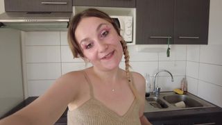 Francuzka Louise masturbuje się podczas gotowania!