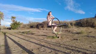 Blondie popisuje się i masturbuje na świeżym powietrzu ze swoim wielokolorowym dildo