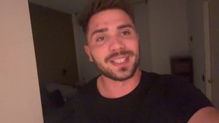 Jej chłopak proponuje, aby ssała jego penisa, aby jego zwolennicy mogli ją zobaczyć