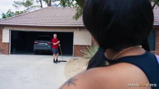 Sąsiad DILF pieprzy Destiny Mira po tym, jak pomaga jej naprawić rower