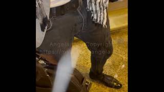 Brunetka Angela Doll, głodna Francuzka pod deszczem