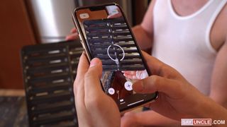 Ci bracia są tak znudzeni, że zaczynają się nawzajem walić