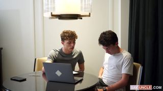 Starszy pasierb ssie swojego białego kutasa i pieprzy się na surowo