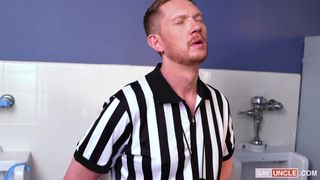 Bully znajduje tego twinka w łazience i zmusza go do ssania swojego kutasa