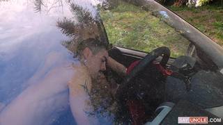 Napaleni mężczyźni wyruszyli w teren, aby móc w spokoju pieprzyć się analnie na oklep