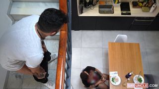 Chłopak jest zbyt zmęczony, więc ssie dupę sąsiada