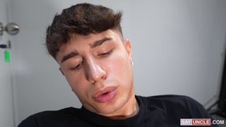 Chłopak jest zbyt zmęczony, więc ssie dupę sąsiada