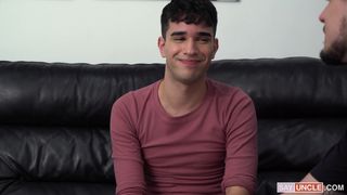 Twink robi głębokie gardło kutasowi swojego pasierba, aby mógł urządzić imprezę