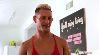 Twink lubi patrzeć, jak jego ojczym szarpie kutasa przed nim