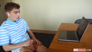Nastolatek daje ssać swoją ciasną dupę swojemu ojczymowi!
