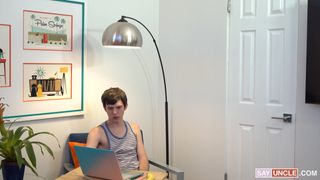 Twink i DILF-owski ojczym dają sobie nawzajem gorącego loda