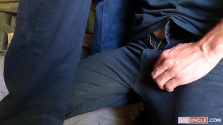 Jedynym sposobem, aby mu zapłacić, jest niechlujne ssanie jego kutasa