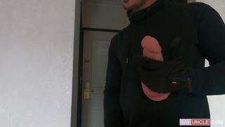 Gejowski nastolatek zostaje wyruchany dildo i kutasem rabusia