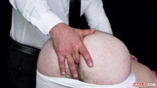 Owłosiony nastolatek w pozycji misjonarskiej którego dupę palcuje DILF