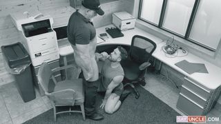 Strażnik DILF dostaje obciągniętego kutasa przez tego faceta, którego przyłapał na kradzieży