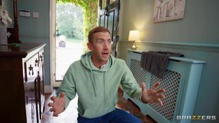 Danny D używa swojego wielkiego kutasa do pieprzenia drobnej blondynki Tiny Snows