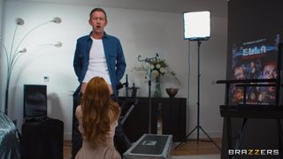 Danny D przyłapuje Ellę Hughes na masturbacji podczas oglądania lesbijskiego seksu