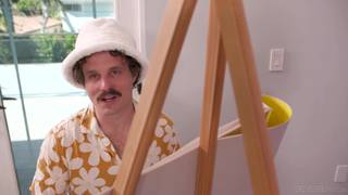 Zanim Robby ją namaluje, Chloe Surreal ssie jego grubego kutasa