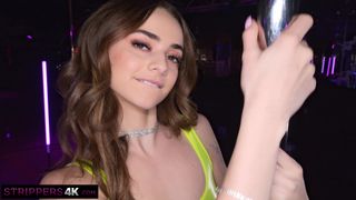 Mała Nikki Nicole tańczy, drażni się i masturbuje przed klientem