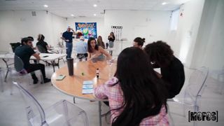 W RedTube, młoda czarna chce się dać zjeść w sali bingo