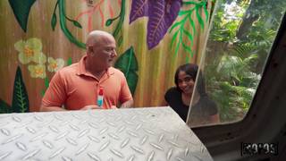 Carly Rae kupiła loda, ale chce ssać kutasa Petera