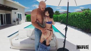 Lysagna Del Ray głębokie gardło grubego kutasa JMaca przy basenie