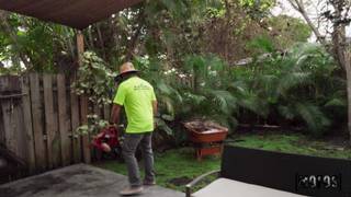 Kręcona i gruba Remy Woods staje na czworakach, aby zostać zerżniętą w pracy