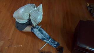 Zdominowana, związana i zniewolona kobieta w scenie BDSM