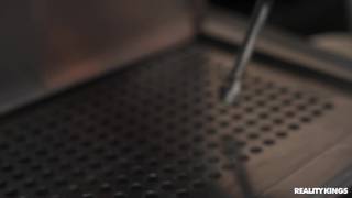 MILF Sandy Love zjada cipkę baristki Lola Aiko za ladą