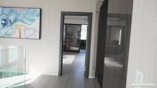 Ricky Johnson wali Ameenę od tyłu, podczas gdy May ssie jej cipkę